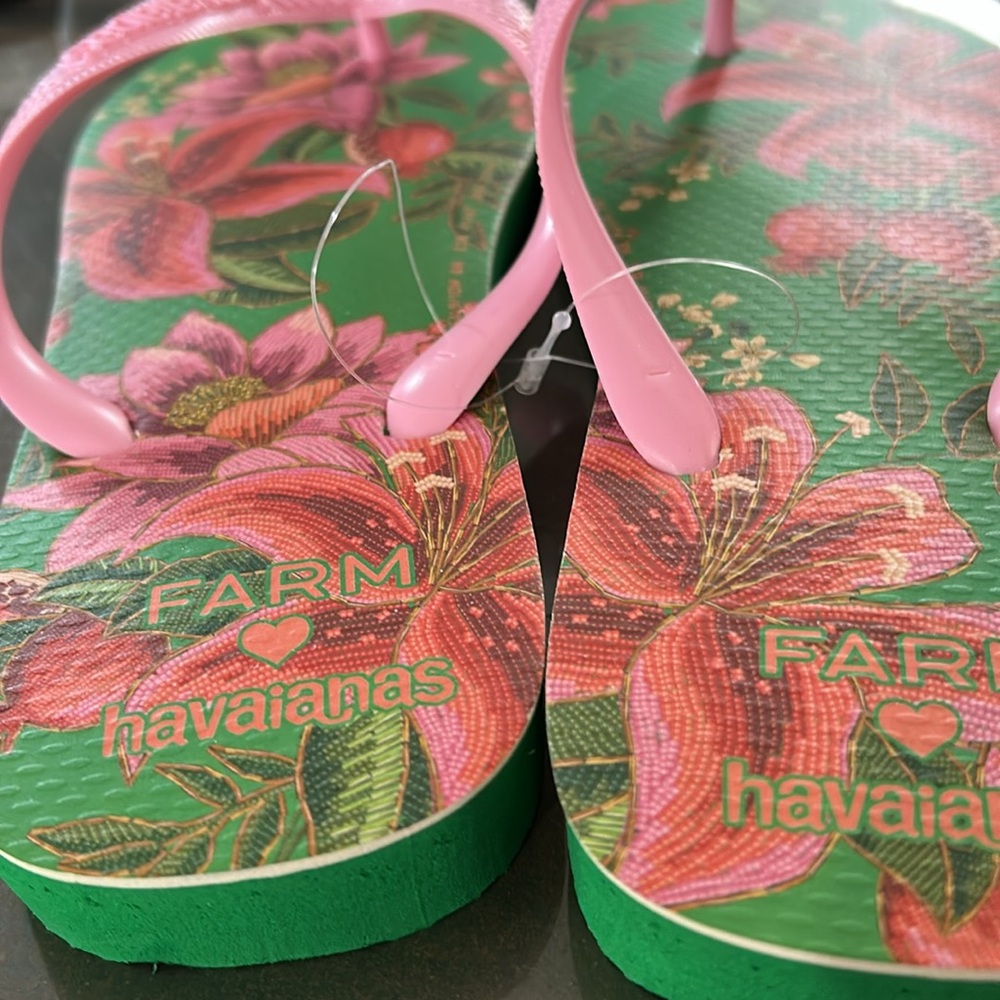 Havaianas Green and Pink Floral Sandals. Brand New - Picture 2 of 3